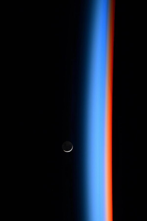 1692 Atmosferos Gradientas Ir Mėnulio Grožis Iš Tarptautinės Kosm