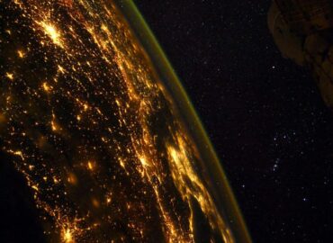 1697 Naktiniai Miesto žiburiai Ir Oriono žvaigždynas Iš Tks