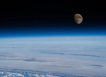 2214 Tarptautinė Kosminė Stotis Užfiksavo Augančią Mėnulio Ir Atm