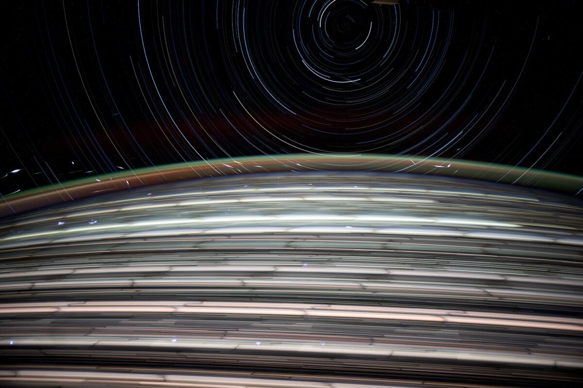 Žemės vaizdai iš kosmoso: atmosferos švytėjimas ir palydovų pėdsakai