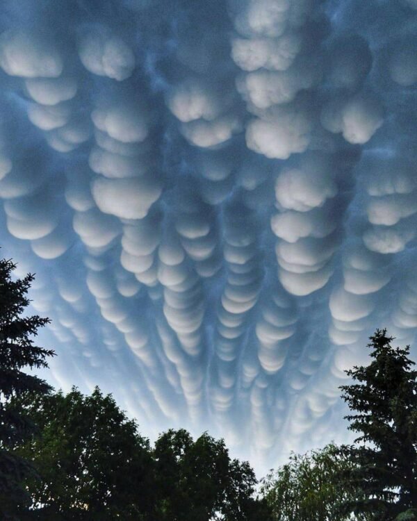 4686 Pavojingi Ir įspūdingi Mammatus Debesys