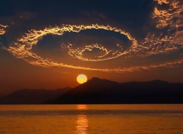 10340 Neįprasti Debesys Ir Spalvingas Saulėlydis Sukuria įspūdingą