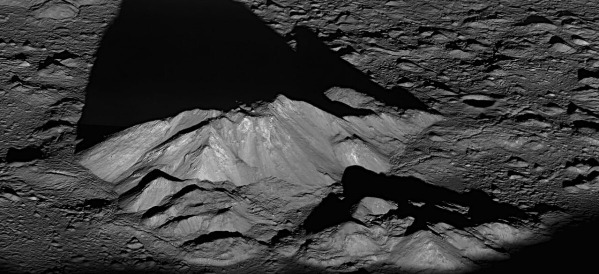 Saulėtekis Ticho kraterio centrinėje dalyje užfiksuotas Mėnulio zondo