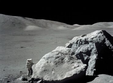 10360 Astronautas Harrisonas Schmittas šalia Didžiulio Mėnulio Akm