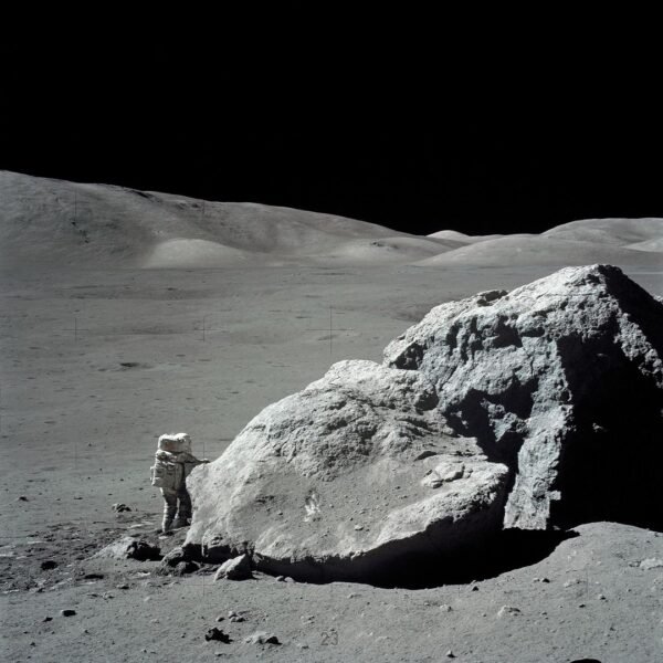 10360 Astronautas Harrisonas Schmittas šalia Didžiulio Mėnulio Akm