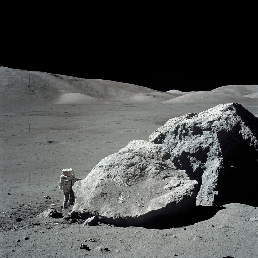 10360 Astronautas Harrisonas Schmittas šalia Didžiulio Mėnulio Akm