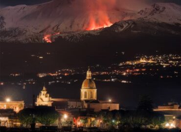 10383 Vulkanas Etna Išsiveržė Virš Ryposto Uosto Sicilijoje
