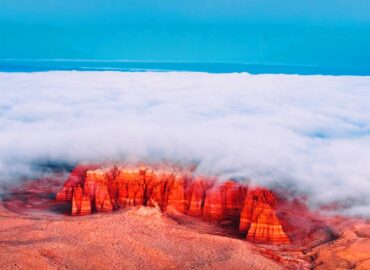 10387 Fotografas Erikas Kerras Užfiksavo Rūko Apgaubtas Jutos Uola