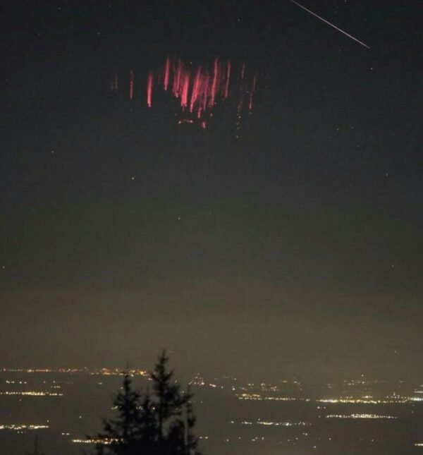 15678 Meteorų Ir Spraitų Reiškiniai Trumpalaikiai Bet įspūdingi
