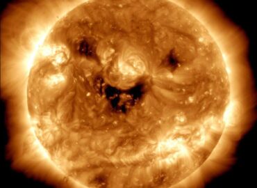 15734 Nasa Užfiksavo Besišypsančią Saulę Koronalinės Skylės Gal