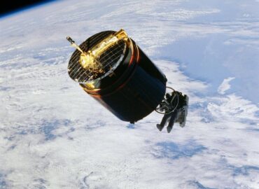 1707 Astronautas Dailas Gardneris Sugauna Palydovą Plikomis Ranko