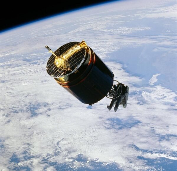 1707 Astronautas Dailas Gardneris Sugauna Palydovą Plikomis Ranko