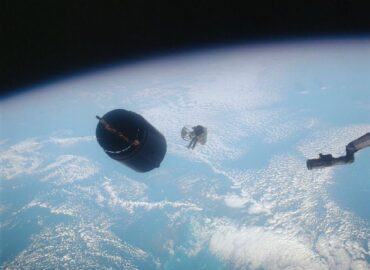 1708 Astronautas Dailas Gardneris Sugauna Palydovą Plikomis Ranko