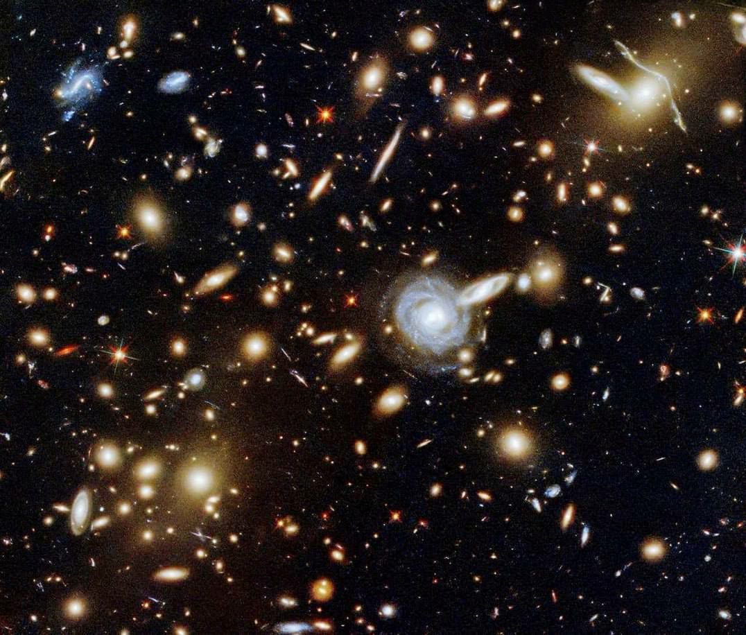 2984 Hubble Teleskopas Užfiksavo Galaktikų Spiečių Abell 3827