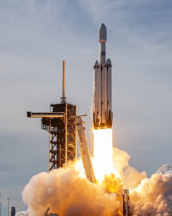 3628 Spacex 2025 Metais Paleido 170 Raketų Vidutiniškai Po Vien