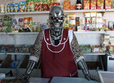 895 Rusijoje Planuojama Pristatyti Dirbtinio Intelekto Pardavėja