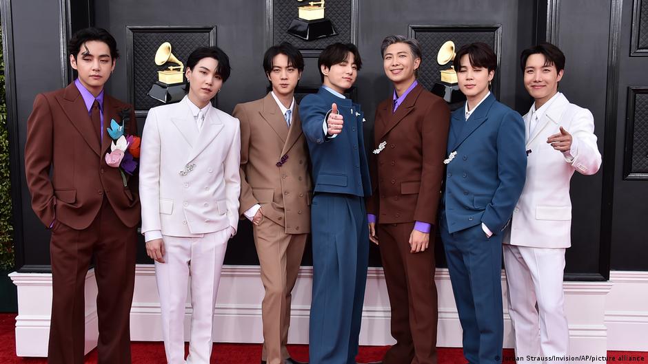Bts Sugrta K Pop Grup Ruoiasi Sugrimui Po Ketveri Met Pertraukos