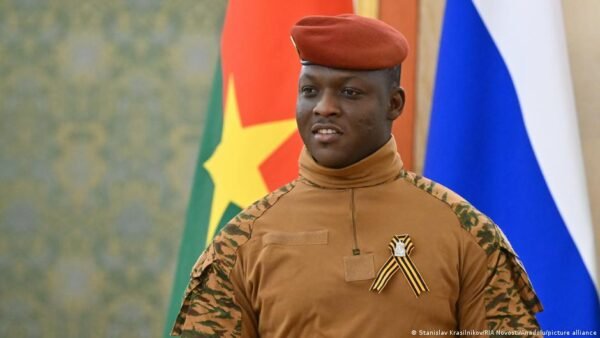 Burkina Faso Karin Valdia Panaikino Visas Politines Partijas