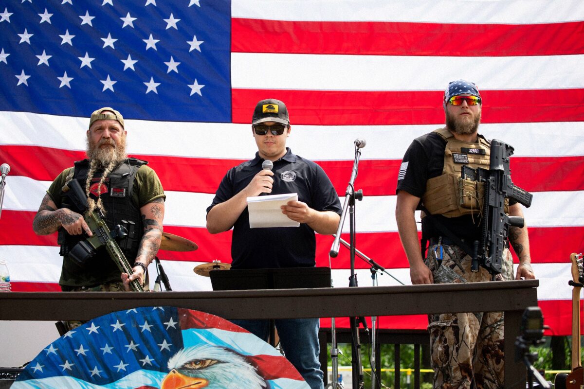 Dešinieji ginklų entuziastai ir ekstremistai pateisina Alex Pretti nužudymą