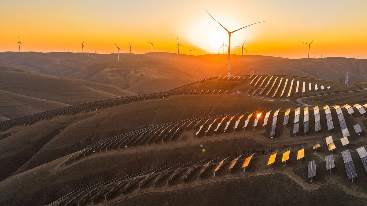 Dirbtinio intelekto plėtra JAV gali padidinti anglies dvideginio emisijas, bet yra sprendimų