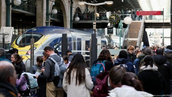 Eurostar Traukiniai Atnaujino Judjim Po Tunelio Elektros Gedimo