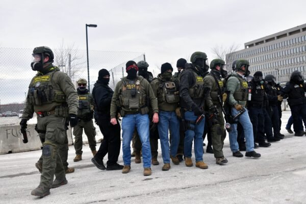Ice Taktika Kaip Imigracijos Tarnyba Imituoja Kariuomen Ir Kokios To Pasekms