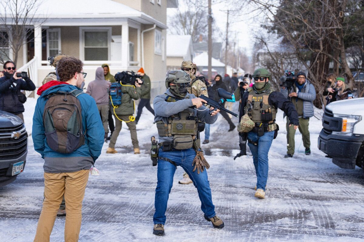 Interneto detektyvai klaidingai identifikuoja agentą, nušovusį Renee Good