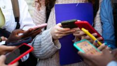 Jungtin Karalyst Svarsto Socialini Tinkl Draudim Jaunesniems Nei 16 Met Vaikams