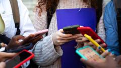 Lib Dems Silo Naudoti Film Amiaus Reitingus Socialini Tinkl Ribojimui Paaugliams