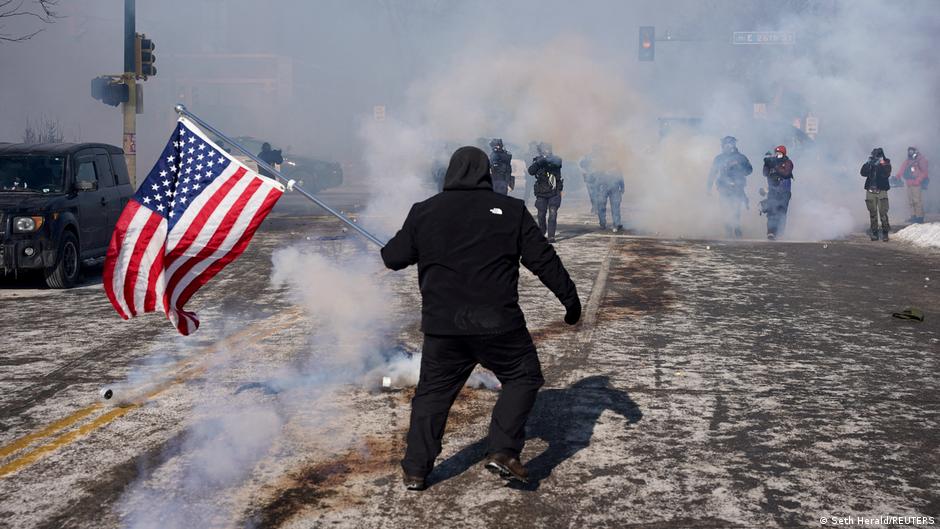 Melagingi Vaizdo Raai Trukdo Atskirti Realius Incidentus Nuo Dirbtinio Intelekto Sukurt Klip