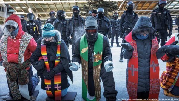 Minesotoje Protestai Prie Ice Operacijas Baigsi Dvasinink Aretais