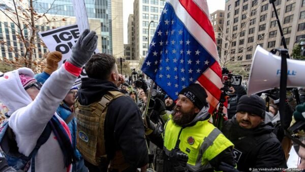 Minneapolis Susirmimai Tarp Anti Ice Protestuotoj Ir Kratutini Deinij Grups