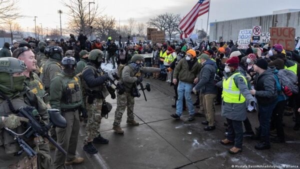 Minneapolis Mieste Kilo Protestai Po Imigracijos Agento Mirtino Vio
