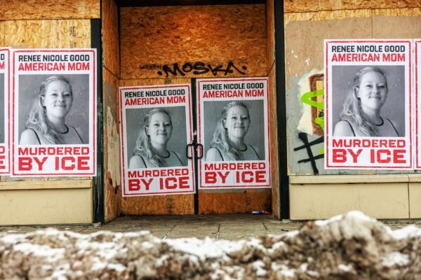 Minneapolis Moters Nuudymas Konservatyvios Iniasklaidos Puolimas Prie Renee Good