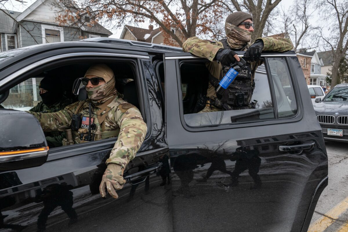 Minnesotos ICE transporto priemonės neturi reikiamų šviesų ir sirenų