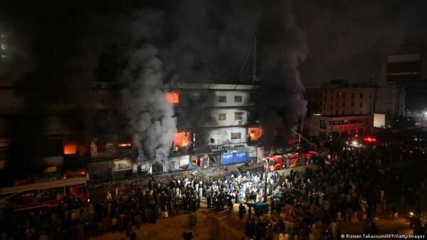 Pakistane Karayje Prekybos Centro Gaisras Nusine Bent 11 Gyvybi