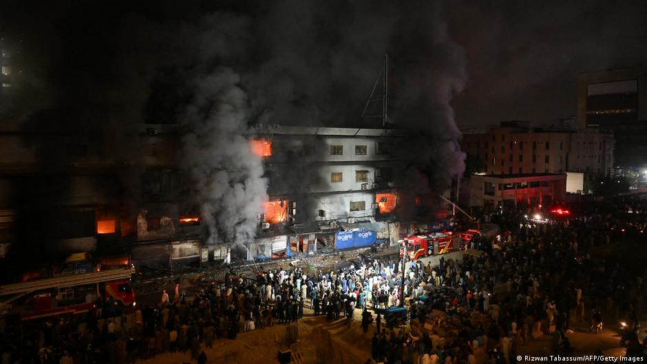 Pakistane Karayje Prekybos Centro Gaisras Nusine Bent 11 Gyvybi