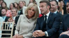 Paryiaus Teismas Pripaino Kaltus Dl Kibernetinio Priekabiavimo Brigitte Macron Atvilgiu