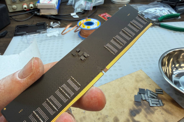 Rusijos entuziastas sukūrė pigesnę 32 GB DDR5 atmintį iš nešiojamųjų kompiuterių SO-DIMM lustų