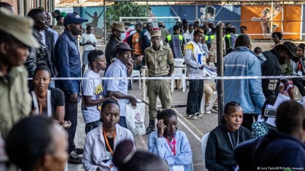 Ugandos Prezidento Rinkimuose Yoweri Museveni Utikrintai Pirmauja