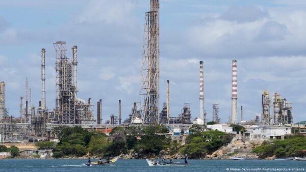 Venesuela Gavo 300 Mln Doleri I Pirmojo Jav Naftos Pardavimo