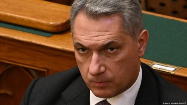 Vengrijos Ministras Eid Romus Silydamas Jiems Valyti Tualetus