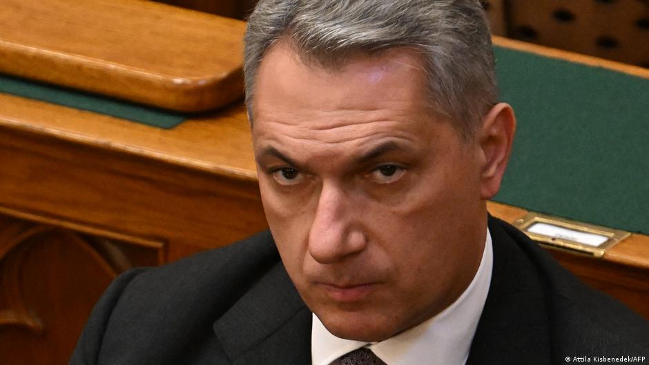 Vengrijos Ministras Eid Romus Silydamas Jiems Valyti Tualetus