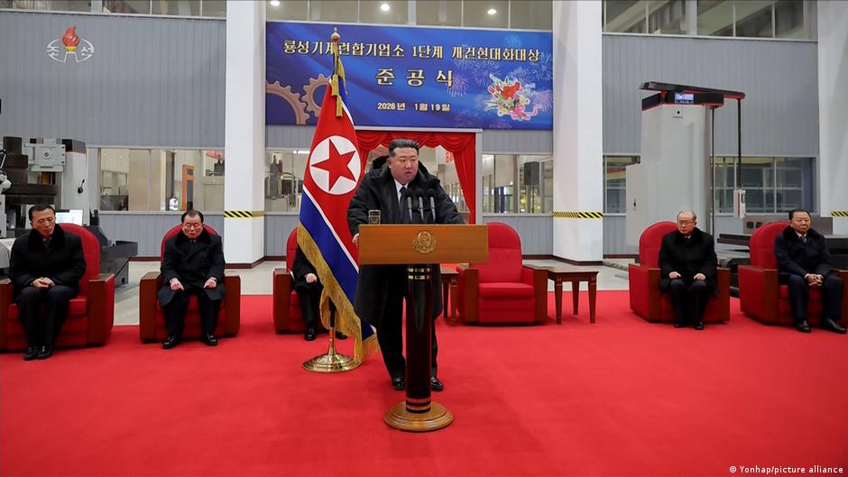 Iaurs Korjos Lyderis Kim Jong Un Atleidia Vicepremjer Dl Neskmingo Fabriko Projekto