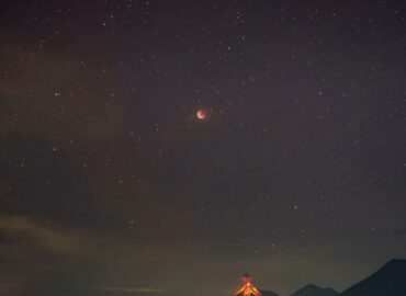 10465 Mėnulio Užtemimas Virš Pakajos Ugnikalnio Gvatemaloje 2022 M