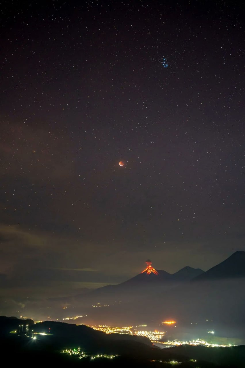 10465 Mėnulio Užtemimas Virš Pakajos Ugnikalnio Gvatemaloje 2022 M