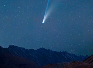 10490 Kometa C2025 A6 Pasirodys Virš Rivašo Kalnų Irane 2025aisi