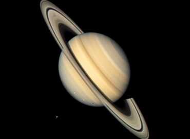 10570 Saturno Nuotrauka Voyager 2 Užfiksavo Tris Palydovus 1981 M