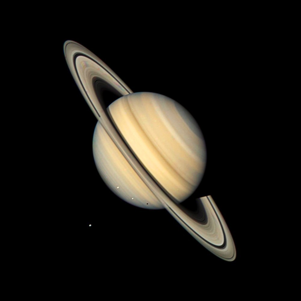 10570 Saturno Nuotrauka Voyager 2 Užfiksavo Tris Palydovus 1981 M