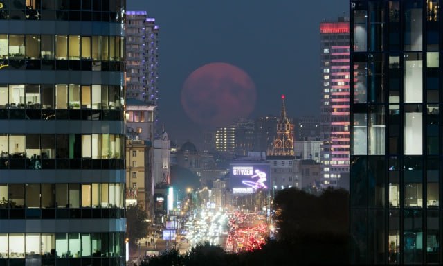 16059 Mėnulio Tekėjimas Virš Arbatų Kosmoso Paslaptys